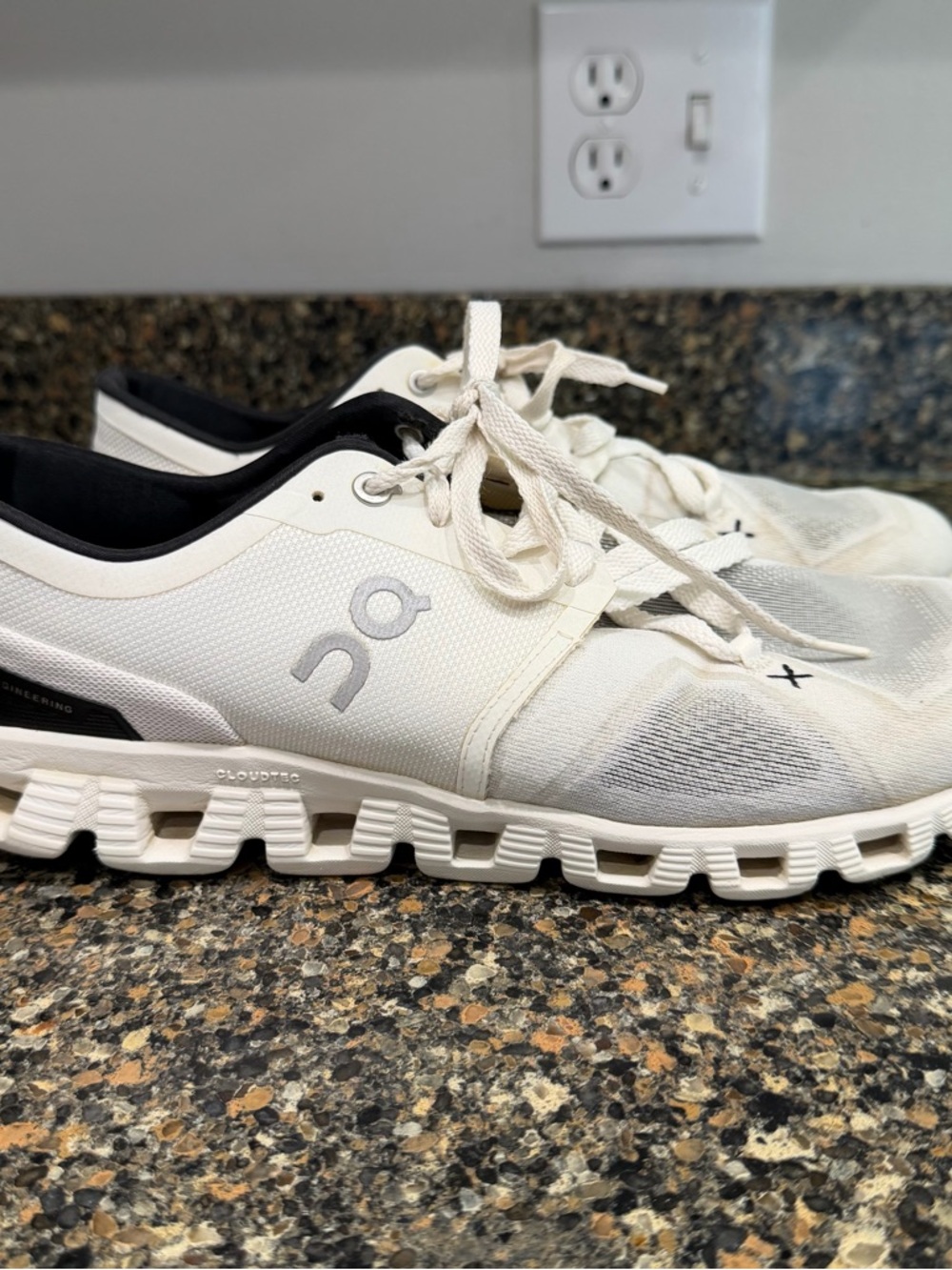 On Running Cloud mens Cloudswift Lightweight Running Shoes - White size 10